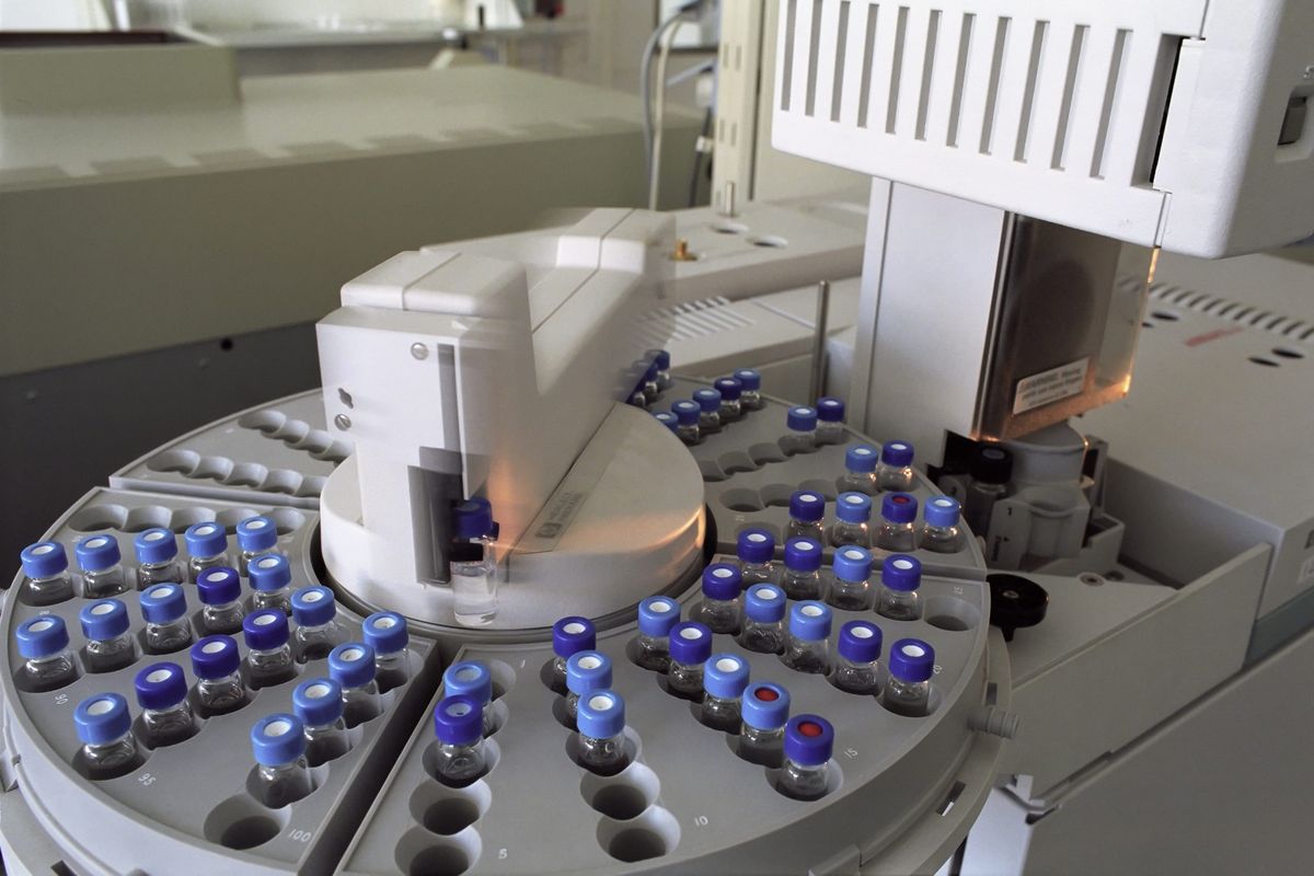 Scientific laboratory equipment with vials used in polarimetric analysis