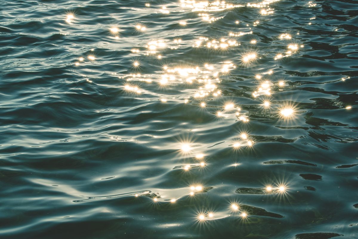 Unpolarized light from the sun glaring off ocean waves, vibrating in every direction at once