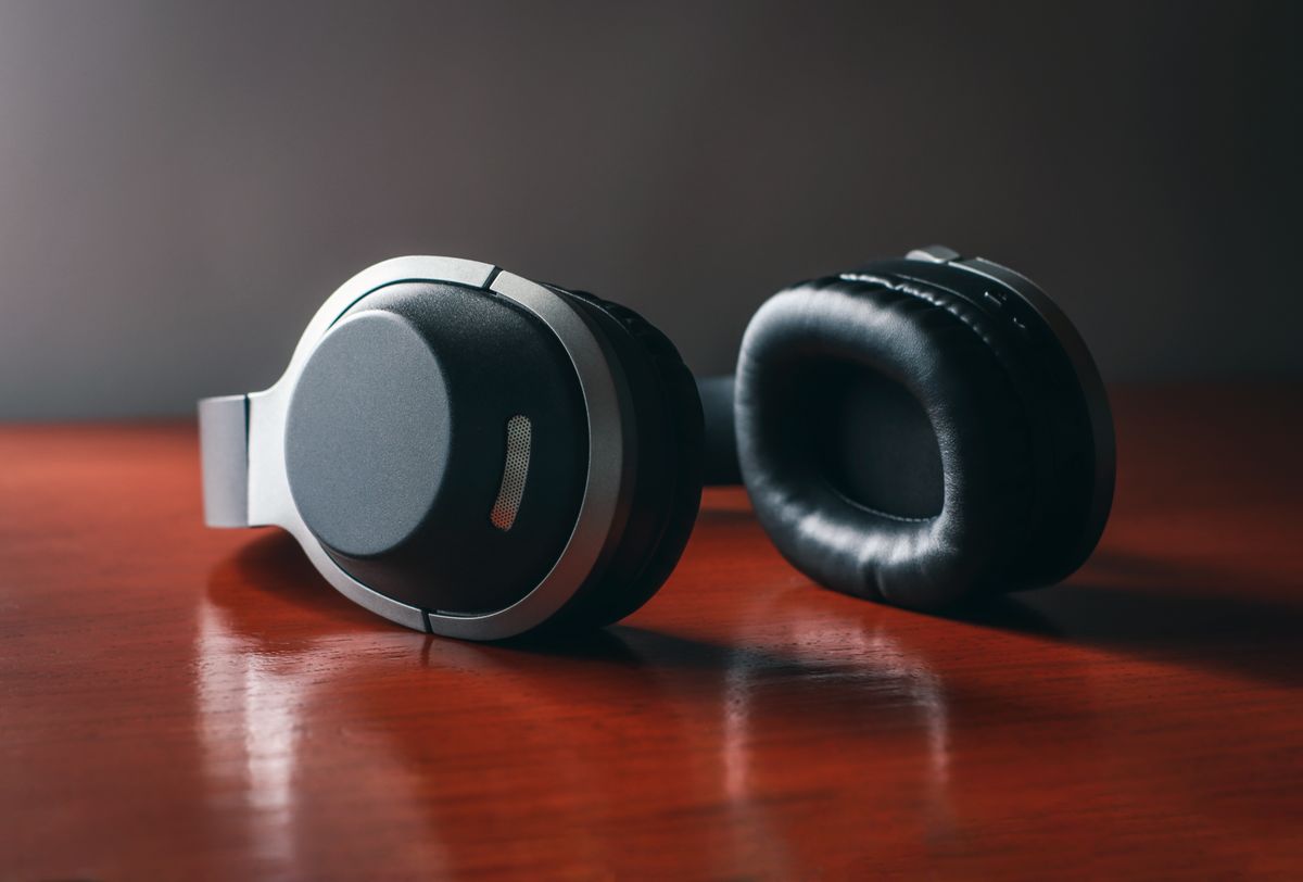 Destructive interference noise cancelling headphones technology demonstrating wave cancellation