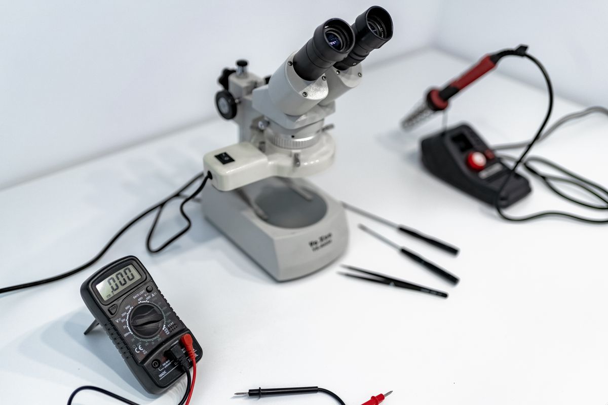 Scientific laboratory equipment with microscope and measurement tools for quantum and optical experiments