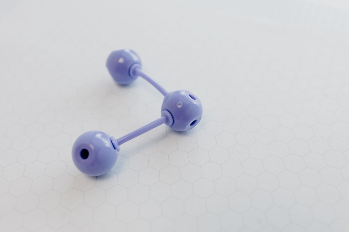 What is polarization in chemistry: a molecular structure model showing how atoms share electrons unevenly