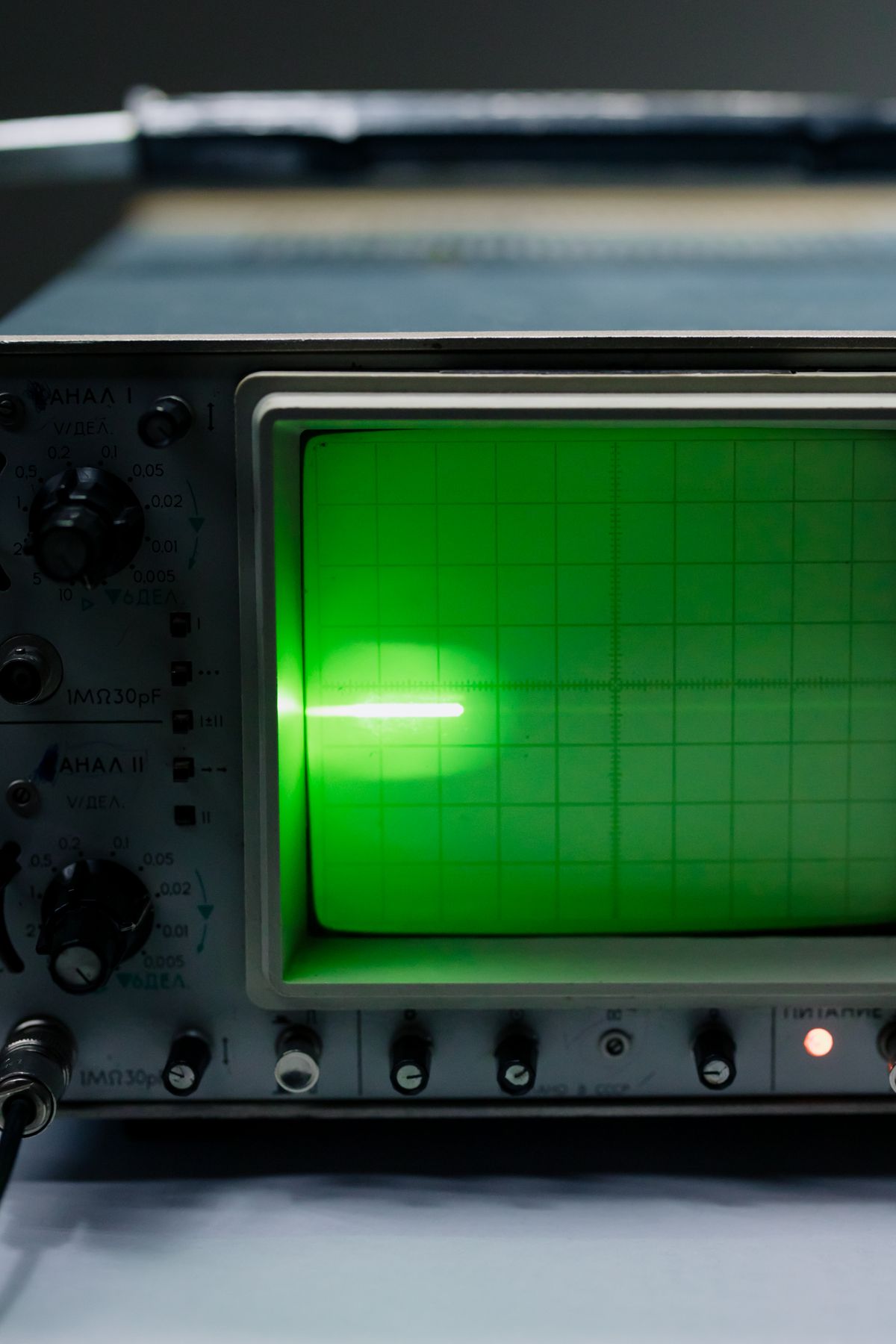 An oscilloscope screen displaying a waveform representing the oscillating electric field in different polarisation states